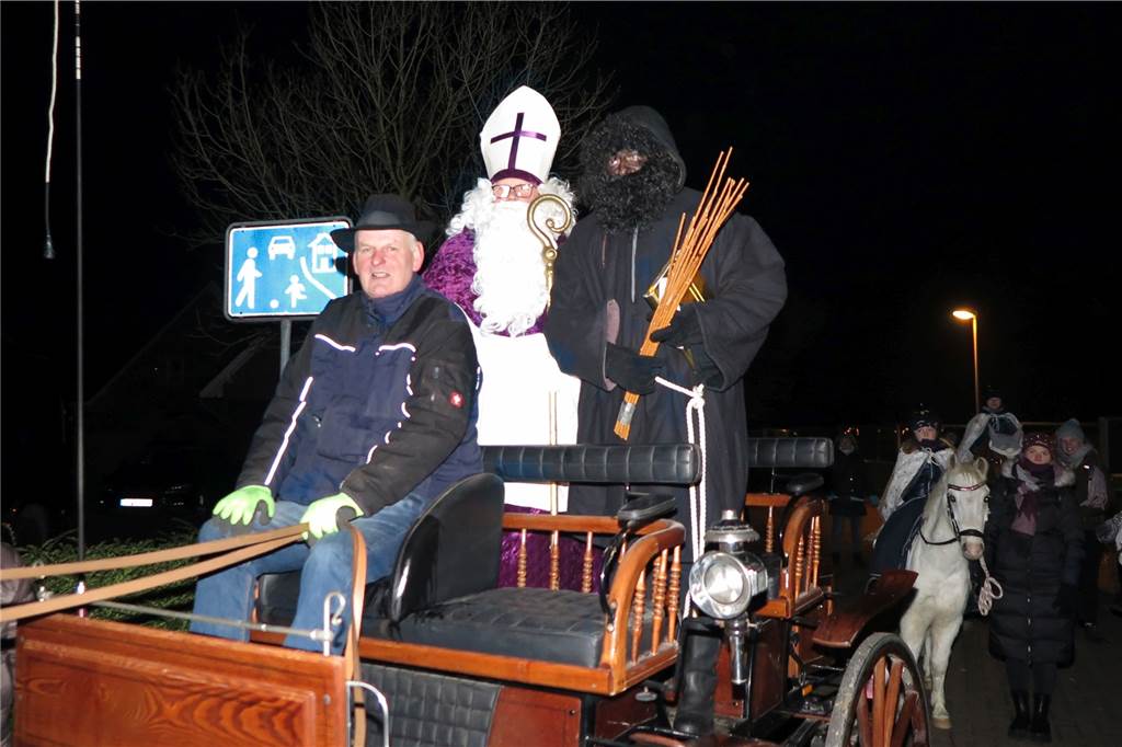 Nikolaus und Knecht Ruprecht kamen mit dem Schiff angereist Nachdem Nikolaus und Knecht Ruprecht mit dem Schiff angekommen waren, stiegen sie auf eine Kutsche um.