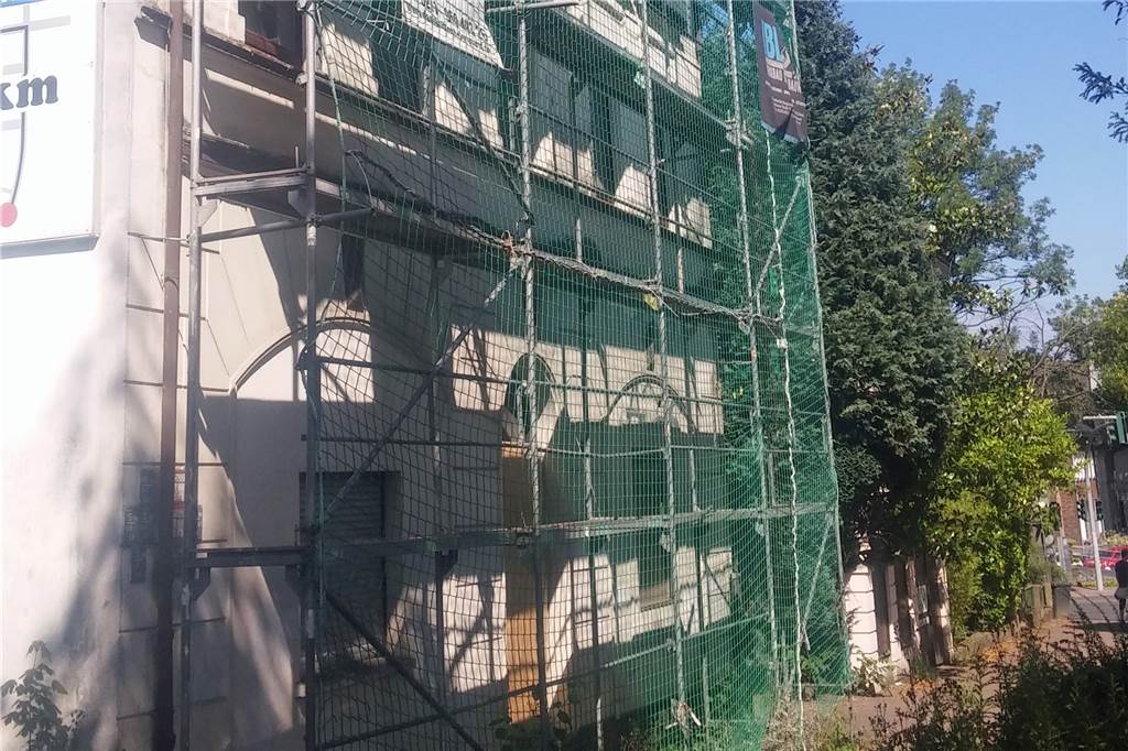 Achtung: Von diesen drei Gammelhäusern könnte echte Gefahr ausgehen Nachdem schon Steine vom Haus fielen, ist dieses Gammelhaus an der Beethovenstraße mit einem Gerüst und Fangnetzen gesichert worden.