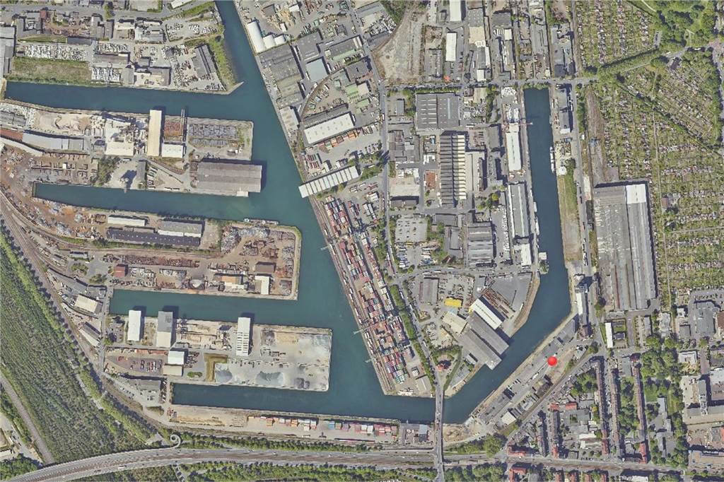 Nachdem sich verschiedene Ideen als nicht umsetzbar erwiesen hatten - unter anderem die hochfliegenden Docklands-Pläne für einen Szene-Hafen mit Gastronomie und Club-Szene - entstand 2016 die Idee einer kleinteiligen Entwicklung der Speicherstraße zu einem neuen urbanen Quartier. Sie fand ein großes Echo. Als dieses Foto entstand 2020, stand der Gewinner des städtebaulichen Wettbewerbs fest, den die Entwicklungsgesellschaft d-Port ausgelobt hatte: das Kopenhagener Büro COBE Architects. 