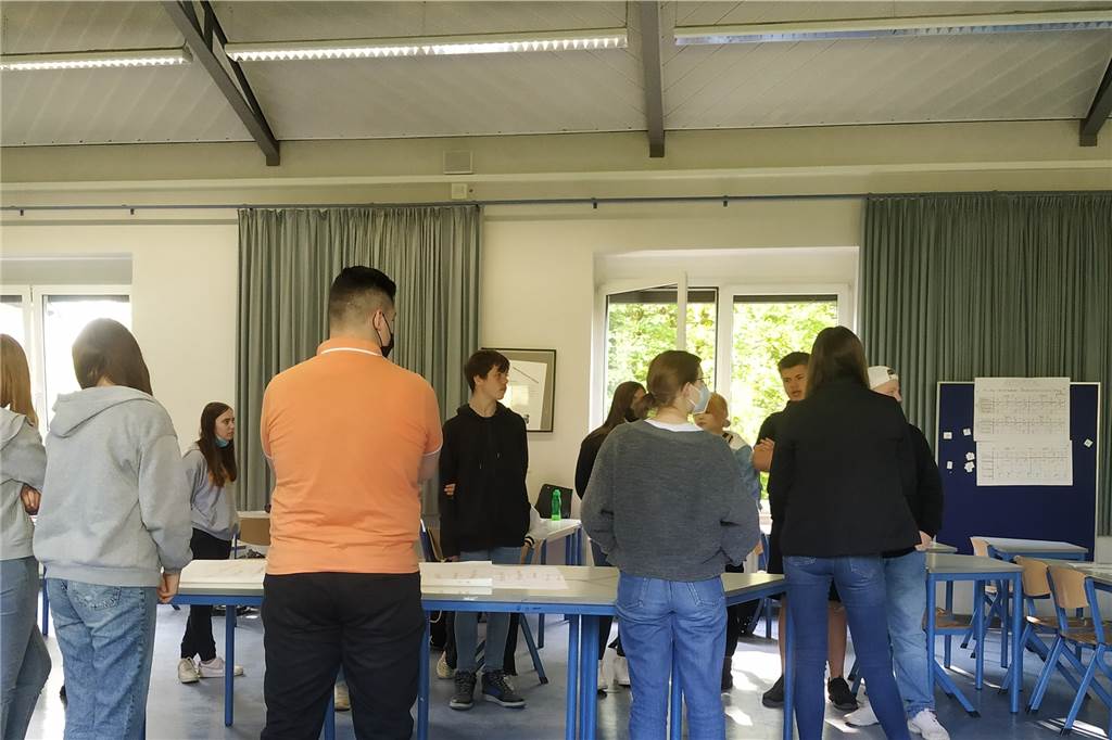 Hauptschüler in Lünen: Fit für Europapolitik durch praktische Ansätze Nachdem sie die Ergebnisse auf Plakaten festgehalten haben, stellen sich die Schüler gegenseitig Konzepte zur Corona-Politik, zum europäischen Binnenmarkt und zum Umweltschutz vor.
