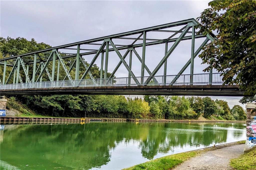 Baustelle für neue Kanalbrücke in Östrich wird nun eingerichtet Östricher Brücke