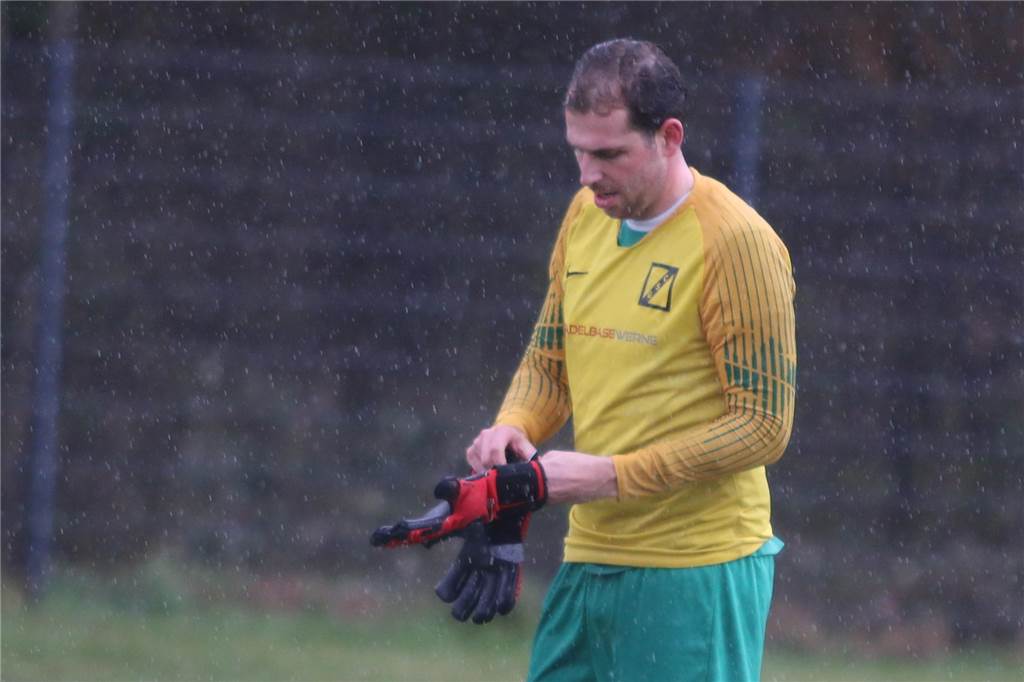 Nils Bußkamp hütet plötzlich Tor bei GS Cappenberg Nils Bußkamp streift sich Torwarthandschuhe über.