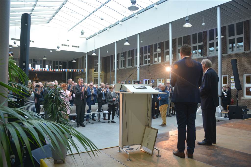 Neujahrsempfang: Hermann Terhalle wird Vredens sechster Ehrenbürger Nachdem Tom Tenostendarp den neuen Ehrenbürger der Stadt Vreden auf die Bühne bat, standen alle Versammelten des Neujahrsempfanges auf und feierten klatschend ihren Ehrenbürger.