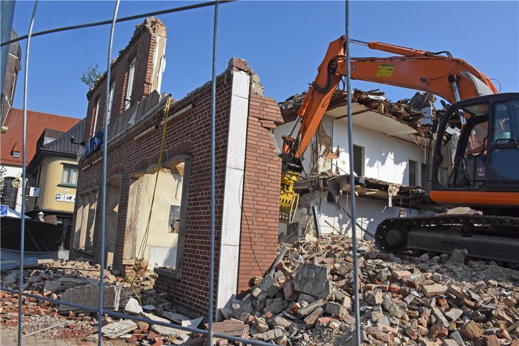 Abriss an der Schloßstraße: So wenig ist nur noch übrig vom Haus Westermann Nachdem zuerst der Veranstaltungssaal abgerissen wurde, ist mittlerweile der Hauptteil des Gebäudes an der Reihe.