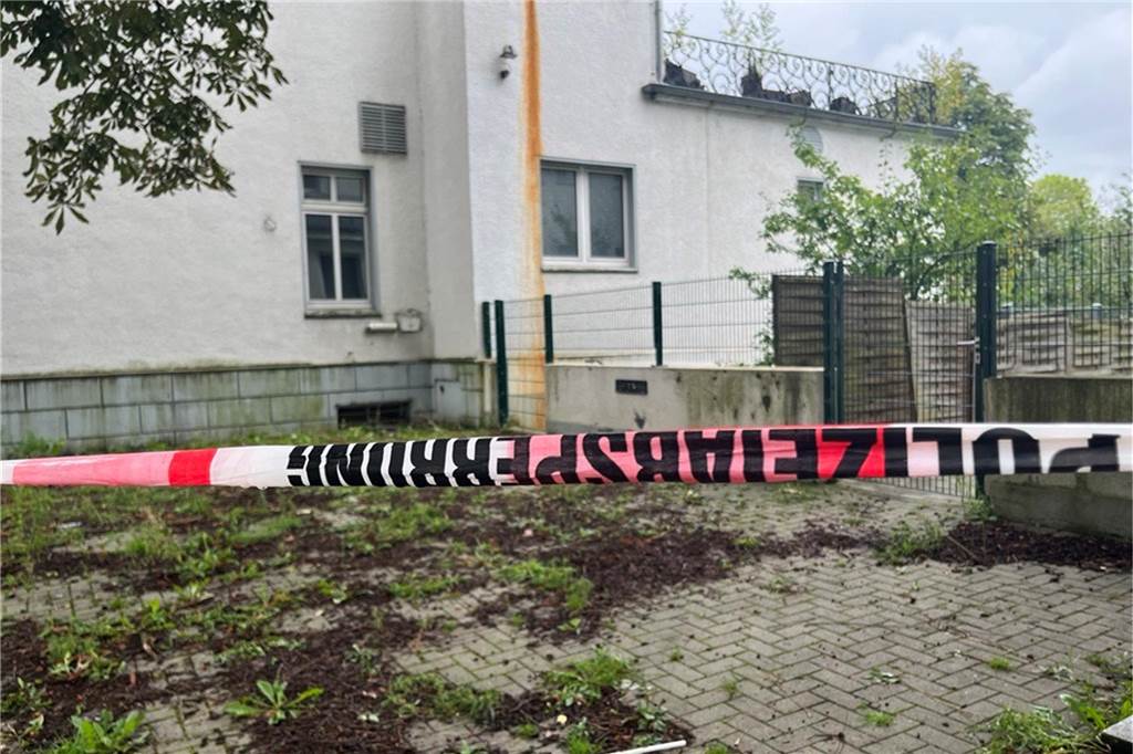 Nachdem zwei Tage hintereinander Obdachlose, zudem die Zerstörung entdeckt wurden, kam die Polizei. Das Absperrband zeigte auch danach den Bereich, wo die Einbrecher Zugang fanden.
