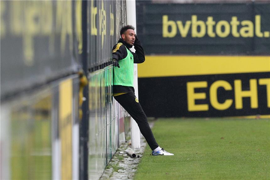 Nach Suspendierung: Aubameyang wieder im Training Nachdenklich: Pierre-Emerick Aubameyang während des BVB-Trainings am Montagnachmittag.
