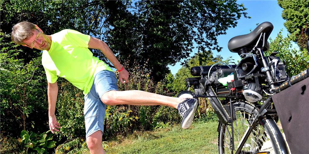 Nachgestellt: Durch Tritte gegen das Heck seines Fahrrads brachten die Jugendlichen Karl Jehle („Diskallico“) während der Fahrt zu Fall