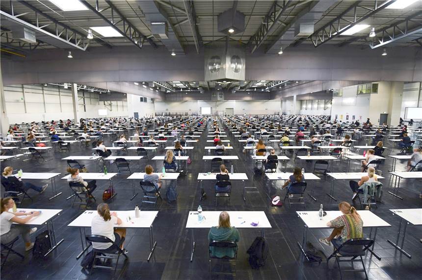 Audimax zu klein: Studierende schreiben Klausuren in Westfalenhalle Nachholklausuren unter Corona-Bedingungen: In der Westfalenhalle 3 in Dortmund schreiben TU-Studierende in diesen Tagen Klausuren mit ausreichendem Mindestabstand nach.