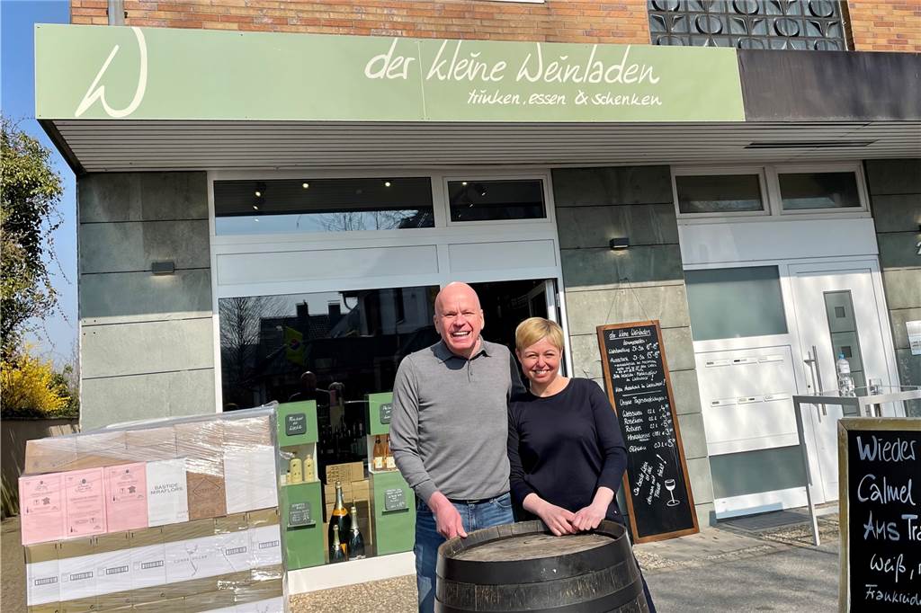 „Der kleine Weinladen“ im Dortmunder Süden: Weinproben sind der Renner Nachmittags ist der Bereich vor dem Ladenlokal ein beliebter Treffpunkt.