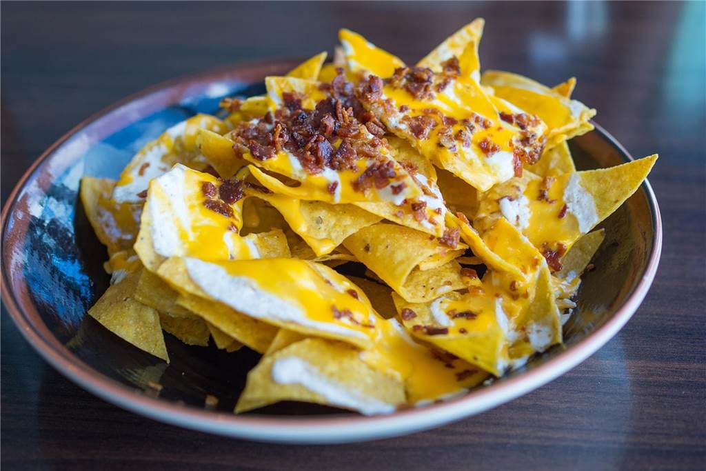 Leckerer Fernsehabend: Sechs Snacks zum selber machen überbackene nachos in einer schale