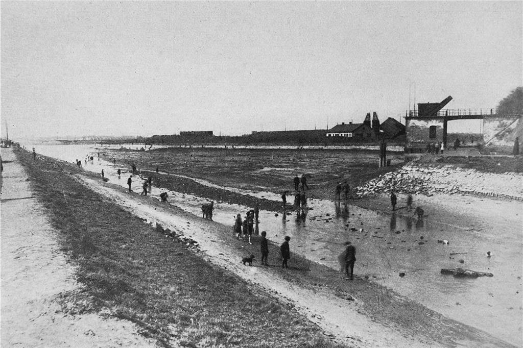 Nachschubwege unterbrochen: Im April 1923 zerstörten Widerständler am Emscherdüker den Rhein-Herne-Kanal. So lief der Kanal leer, der Schiffstransport von Kohle und Koks in Richtung Frankreich kam zum Erliegen.