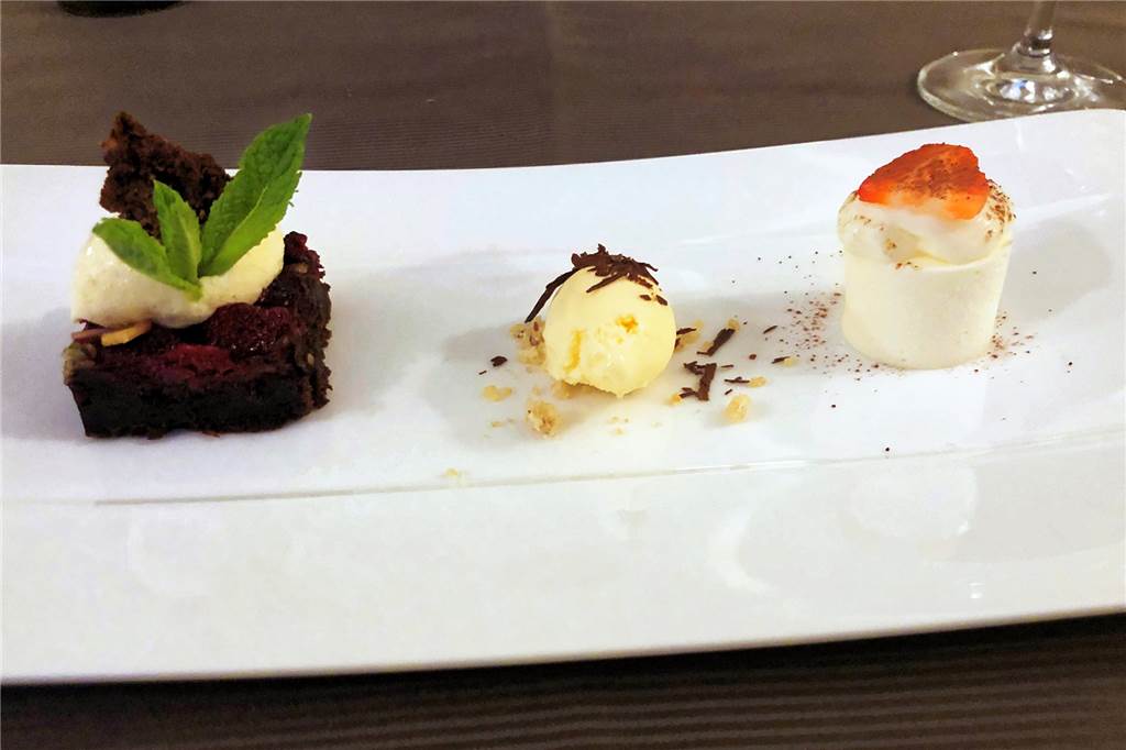 Blind Date mit der Spitzenküche im Clemens in Ammeloe Nachspeise: Himbeertörtchen, Portweineis und Joghurt...