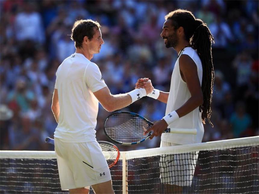 Brown chancenlos gegen Murray - Witthöft weiter Nacht dem Match gratuliert Dustin Brown dem Briten Andy Murray zu seinem Sieg. Foto: John Walton
