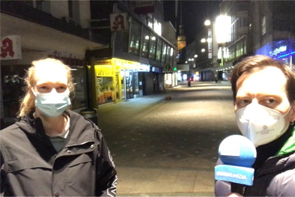 Trotz Ausgangssperre unterwegs in Dortmund: Werden wir kontrolliert? Nachts am Ostenhellweg: Kommt wohl jemand, der uns kontrolliert?