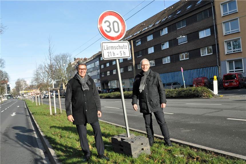 Raserprobleme: Jetzt kommt Tempo 30 auf dem Wall Nachts nur noch Tempo 30 auf dem Wall in Dortmund: Oberbürgermeister Thomas Westphal (l.) und Polizeipräsident Gregor Lange mit einem der neuen Schilder.