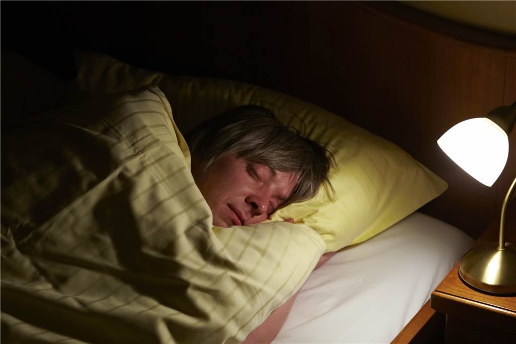 Der Mensch macht mit künstlichem Licht die Nacht zum Tag - mit erheblichen Folgen Nachts sollte man das Schlafzimmer so weit wie möglich abdunkeln.