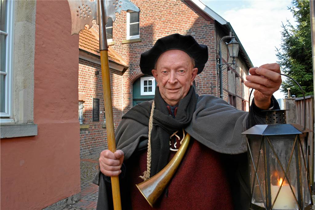 Alex Theßeling nimmt Stadtlohner mit auf eine Reise in die Vergangenheit Nachtwächter Bernhard Uepping (82) tritt als Stadtführer kürzer. Sein Nachfolger ist Alexander Theßeling, der allerdings nicht in die Rolle des Nachtwächters schlüpft.