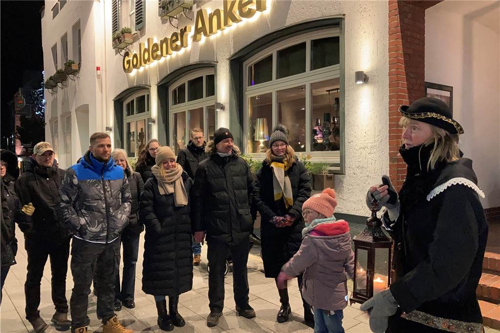 Hexenjagd und Sterneküche - auf Nachwächtertour mit Lisbeth Nachwächter(in) Lisbeth vor dem Dorstener Traditionshaus "Goldener Anker" während der Tour.