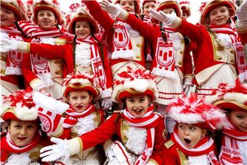 Nachwuchs-Karnevalistinnen feiern auf dem Rathausplatz in Düsseldorf. Diesjähriges Motto ist "Jeck erst recht". Foto: Roland Weihrauch
