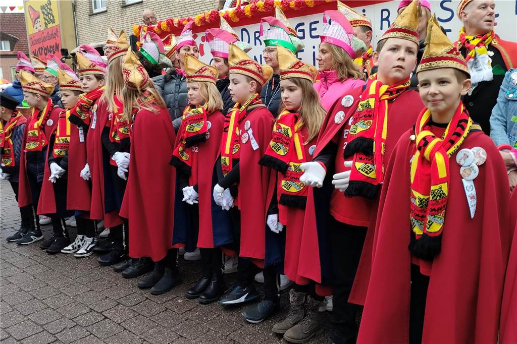 Schlüsselübergabe: Narren fordern ganzjährig Nelkendienstagsumzüge Nachwuchssorgen hat die Karnevalsgesellschaft Kitt in Olfen nicht, wie man sieht.