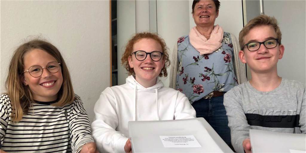 Begabtenförderung: Stadtlohner Schüler mögen Wissenschaft ohne Noten Nachwuchswissenschaftler am Geschwister-Scholl-Gymnasium: Charlotte Brüning, Luzie Rosing und Linus Hanisch (von links) mit Lehrerin Cathrin Vorst.