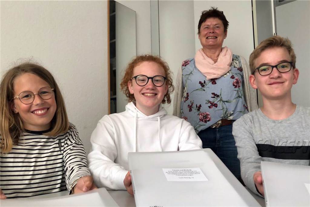 Margot-Spielmann-Preis: Charlotte erforscht Judenverfolgung in Stadtlohn Nachwuchswissenschaftler am Geschwister-Scholl-Gymnasium: Charlotte Brüning, Luzie Rosing und Linus Hanisch (von links) mit Lehrerin Cathrin Vorst.