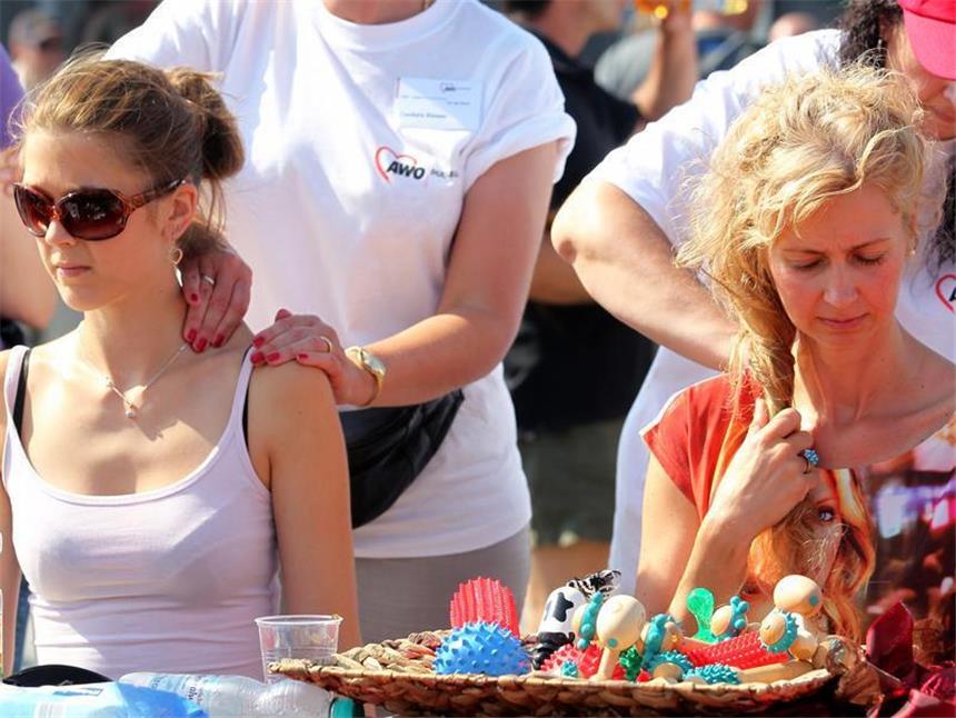 Ruhrgebiet will Autobahn-Volksfest wiederholen Nackenmassage auf der Autobahn 40 in Höhe Duisburg