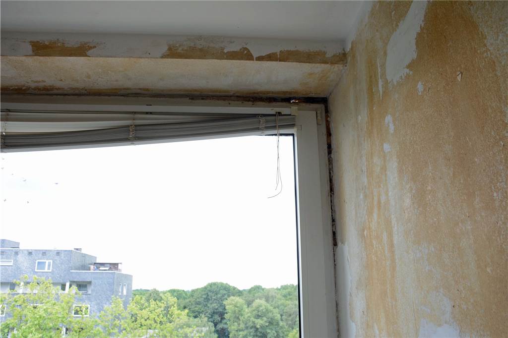 Testmieter sah sich um: So schön und so schrecklich wohnt es sich in Barkenberg Nackte Wände, zwischen Fenster und Mauerwerk klafft ein Loch: Wohnung am Himmelsberg 27.