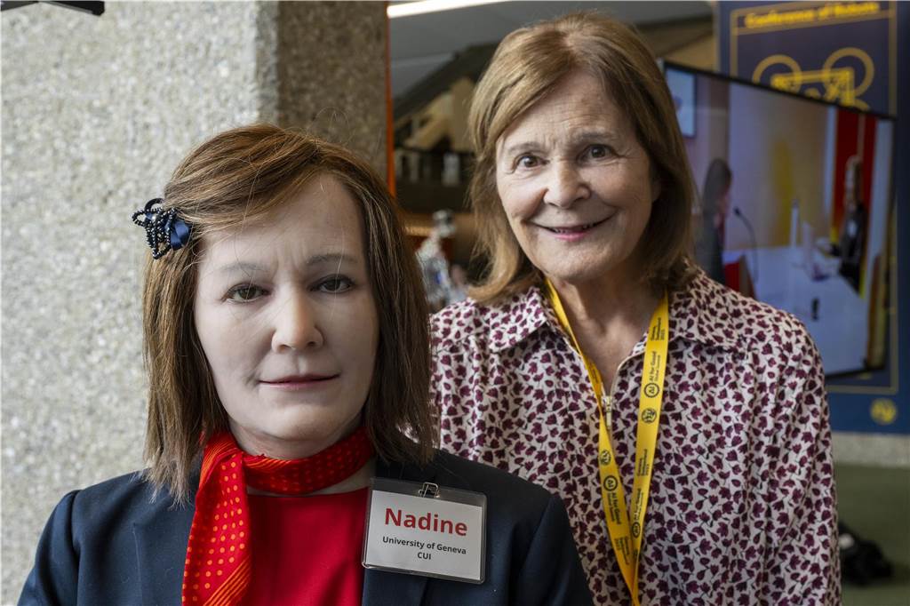 Wie Roboter und KI die Welt verbessern können: „Zur Stelle, wenn kein Mensch da ist“ Nadia Thalmann von der Universität Genf steht neben dem humanoiden Roboter Nadine während des ITU AI for Good Global Summit.