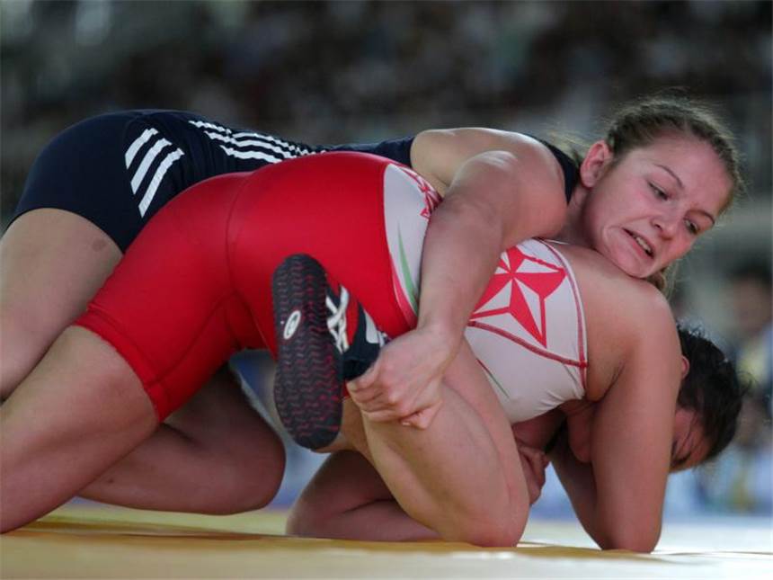 Debütant Azizsir verliert Bronze-Kampf bei Ringer-WM Nadia Weinauge (blau) kämpft mit der Mexikanerin Wendy Martinez. Foto: Zurab Kurtsikidze