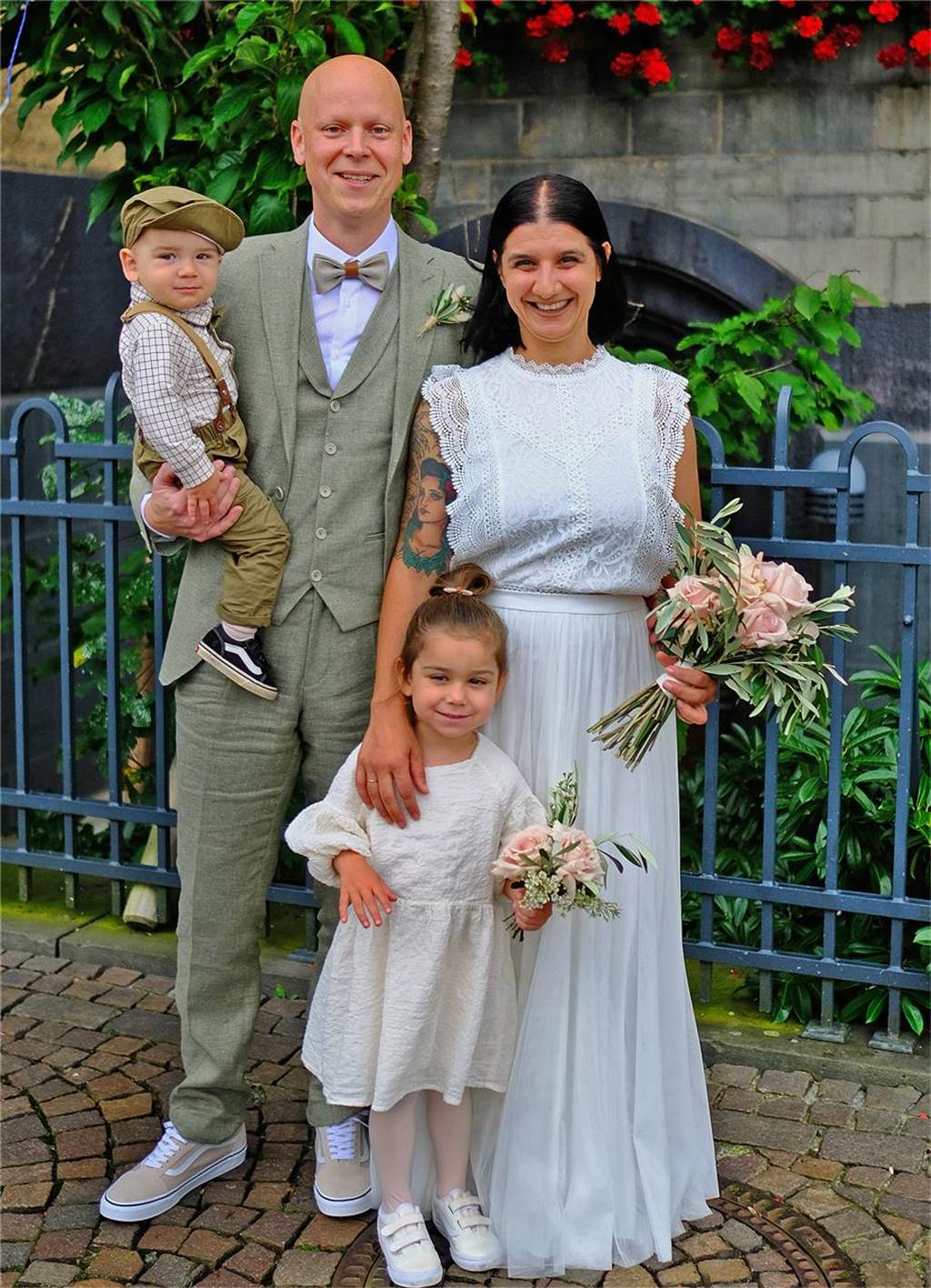 Das Brautpaar Nadine Duda und Heiko Schulz mit den Kindern Jule und Piet.