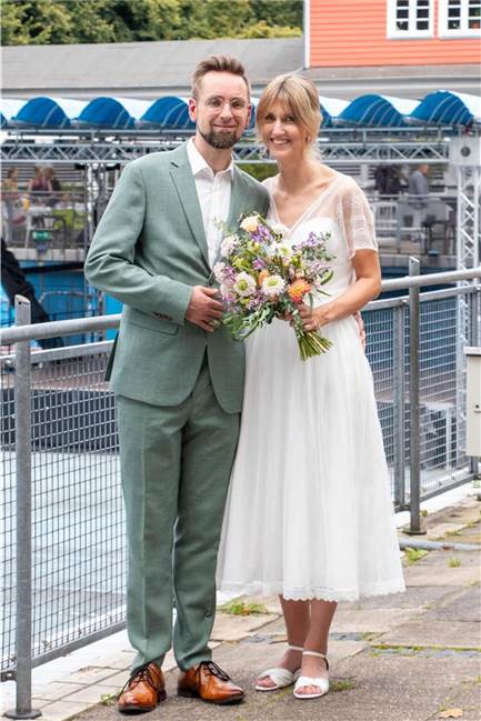 Nadine Fritsch und Jan Gerrit Weweler heiraten im Parkbad Süd Nadine (geborene Fritsch) und Jan Gerrit Weweler verbringen ihre Flitterwochen in Thailand.