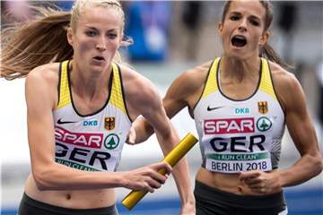Nadine Gonska (r) wechselt auf Corinna Schwab. Beide deutsche 4x400-Meter-Staffeln haben sich für ihr Finale qualifiziert. Foto: S. Hoppe