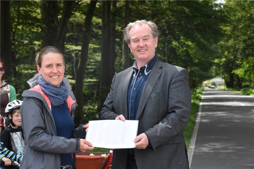„Man ist den Autos schutzlos ausgeliefert“ – Eschlohner fordern Radweg nach Südlohn Nadine Große Kintrup übergab die Unterschriften stellvertretend an Christian Vedder.