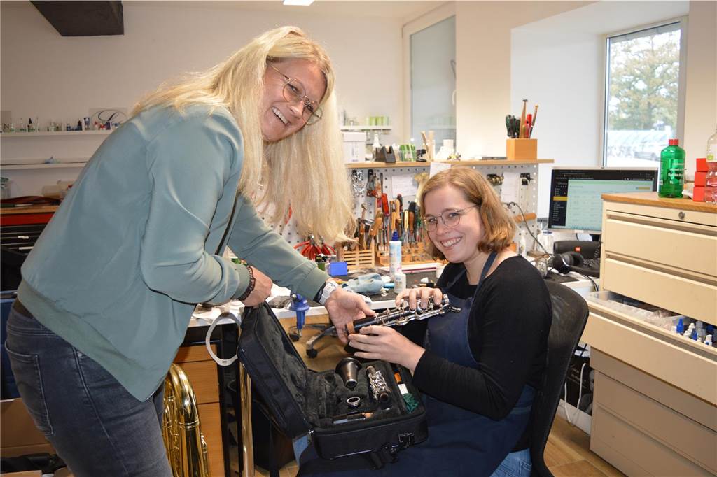 Julia Hölscher erfüllt Deutschlands Musikträume Zwei Frauen blicken auf ein Instrument.