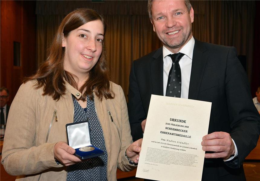 Ehrenamtsmedaille für Nadine Ständler Nadine Ständler erhielt am Dienstag in der Ratssitzung von Bürgermeister Mike Rexforth die Ehrenamtsmedaille der Gemeinde Schermbeck.