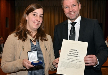 Nadine Ständler erhielt am Dienstag in der Ratssitzung von Bürgermeister Mike Rexforth die Ehrenamtsmedaille der Gemeinde Schermbeck.