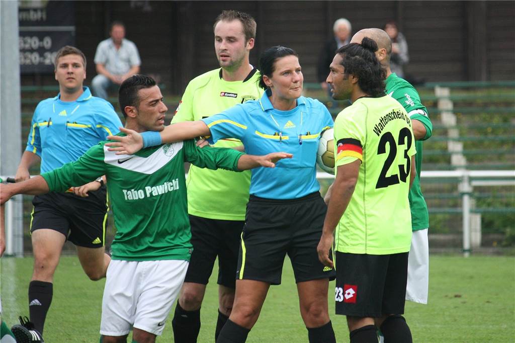 Castrop-Rauxelerin geht raus zum Fußball - und ihr Mann muss zuhause bleiben Nadine Westerhoff (Mitte) leitete in der Vergangenheit auch Herren-Partien in der Landesliga sowie im Kreispokal.