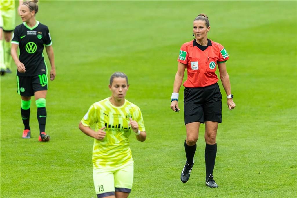 Sportjahr 2020: Teams feiern erhoffte und unverhoffte Aufstiege, Wacker siegt bei Premiere Nadine Westerhoff (r.) leitete das DFB-Pokal-Finale der Frauen