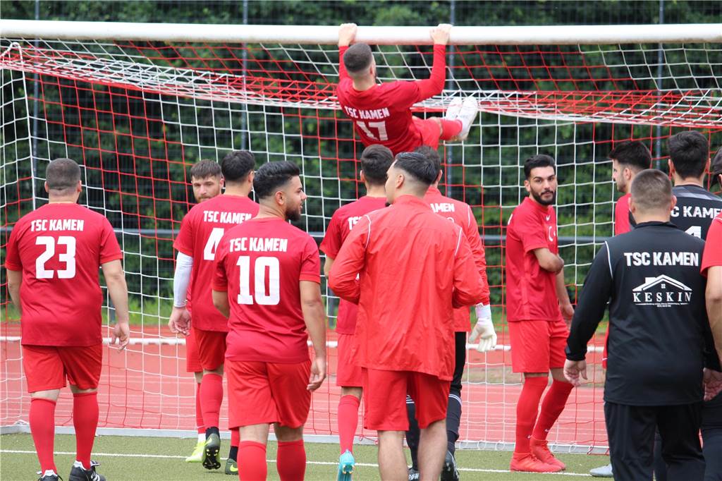 Nadir Kocapinar spricht über das TSC-Aus: „Den Frust nehmen wir leider mit nach Hause“ Nadir Kocapinar (rechts im Bild) will mit seinem Bruder in Zukunft mal beim TSC Kamen vorbeischauen. Er sagt: „Der TSC kommt zurück... Hoffen wir mal.“