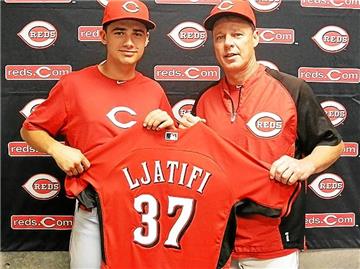 Nadir Ljatifi mit Cincinnati-Coach Bill Doran.