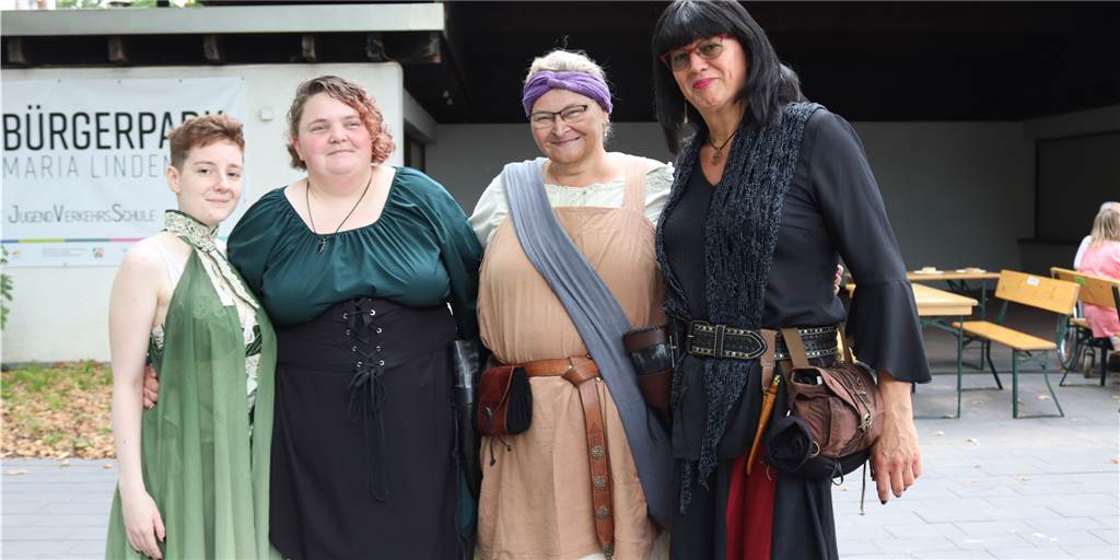Erstes Mittelalter-Treiben in Dorsten: „Eine tolle Atmosphäre“ Nadja, Chiara, Carina und Gabi (von links) waren schon häufiger auf Mittelalter-Märkten. Die Premiere in Dorsten hat ihnen gut gefallen.