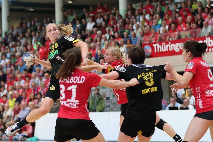 17:22 - BVB-Frauen kassieren erste Niederlage Nadja Nadgornaja (l.) erzielte gegen ihren Ex-Klub drei Treffer.