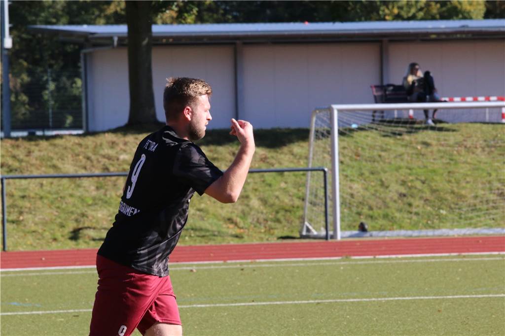 Rettungswagen vor Ort - Lupenreiner Kupfer-Hattrick leitet TSC-Debakel ein Nächster Treffer: TuRas Pascal Kupfer zeigte sich am Sonntag wieder in Torlaune. Er startete das Spiel beim TSC Kamen mit einem lupenreinen Hattrick.