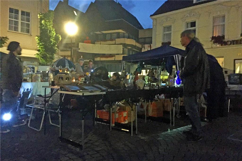 Familien-Flohmarkt am 3. Juni: Standplätze sind ab 10. Mai buchbar Nächtliche Schnäppchenjagd, wie hier auf einem Bild aus dem Jahre 2016, ist nicht mehr möglich. Der Aufbau der Stände ist erst ab 6 Uhr erlaubt.