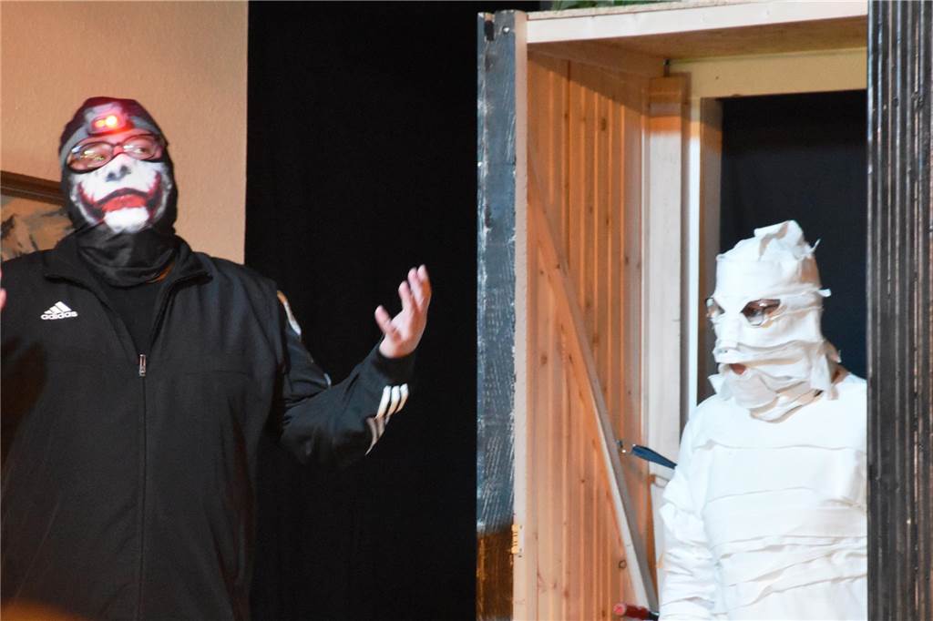 Nächtliche Verschwörung in Verkleidung. (David Scheffler und Ute Rehkopp)