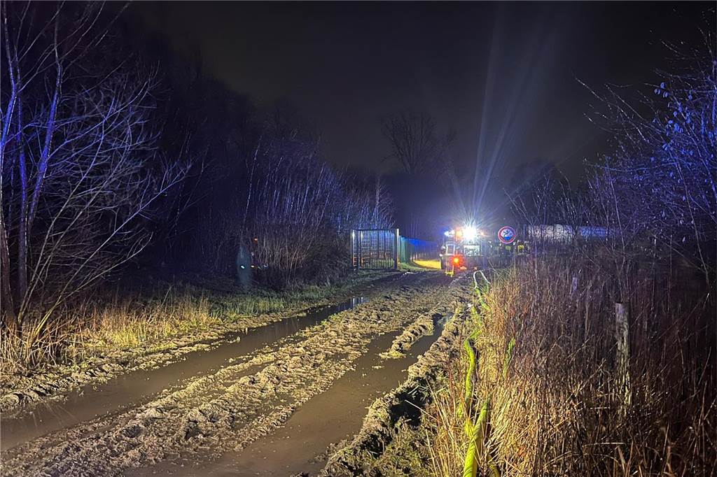 Nächtlicher Feuerwehreinsatz in Brambauer wegen eines vollgelaufenen Regenrückhaltebeckens