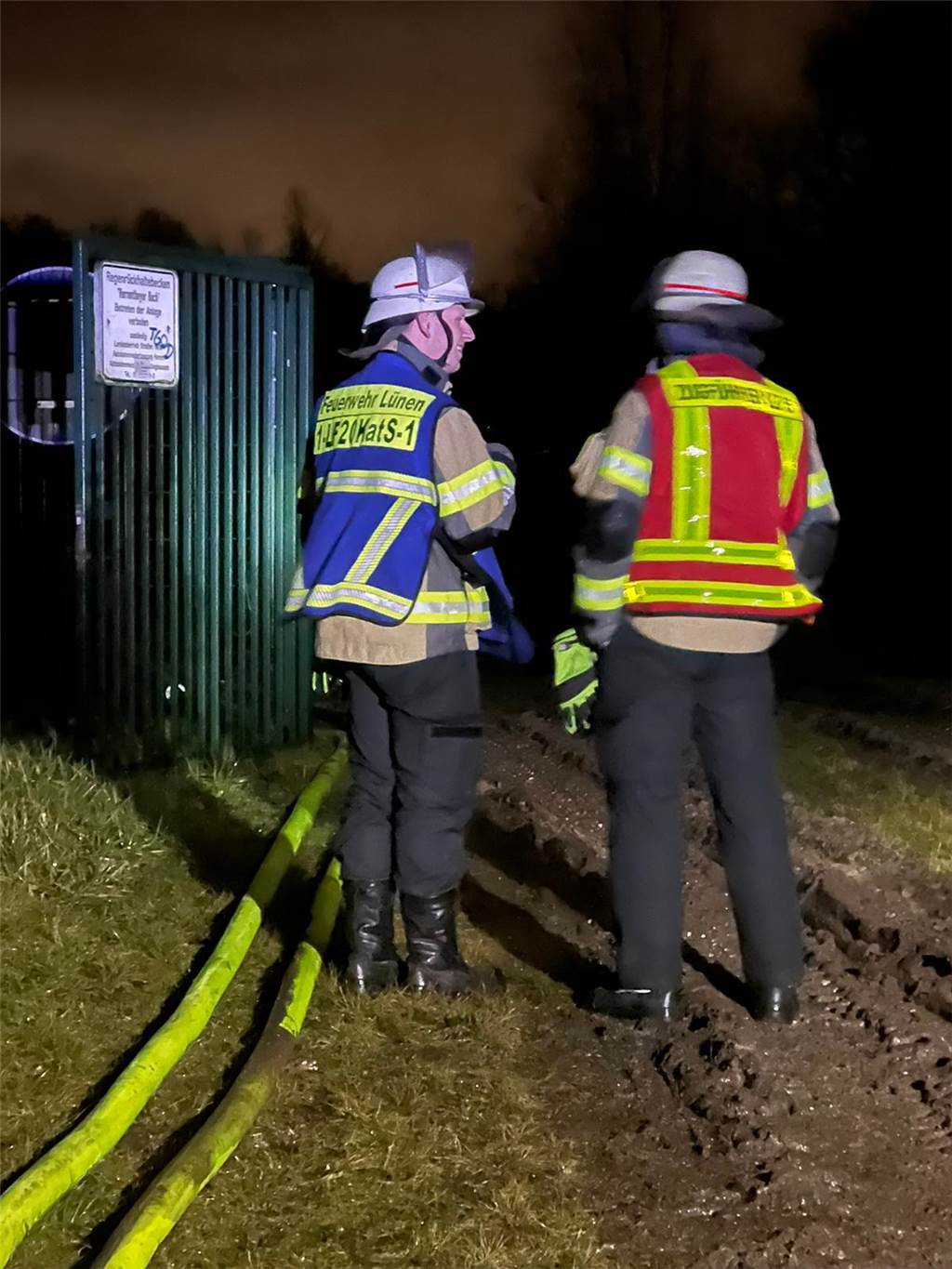 Nächtlicher Feuerwehreinsatz in Brambauer wegen eines vollgelaufenen Regenrückhaltebeckens
