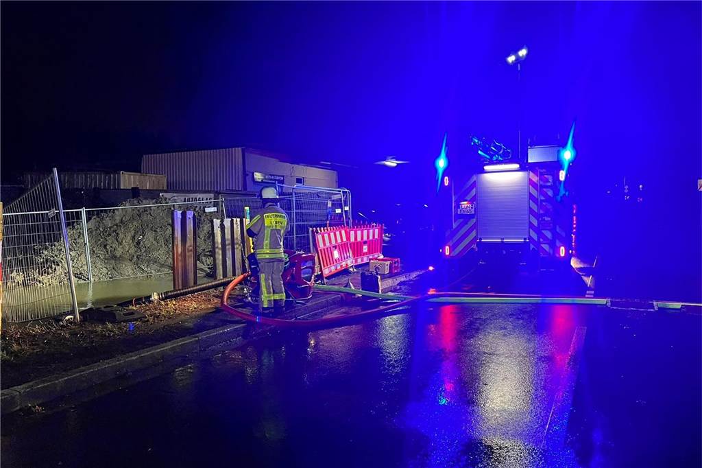 Nächtlicher Feuerwehreinsatz in Brambauer wegen eines vollgelaufenen Regenrückhaltebeckens