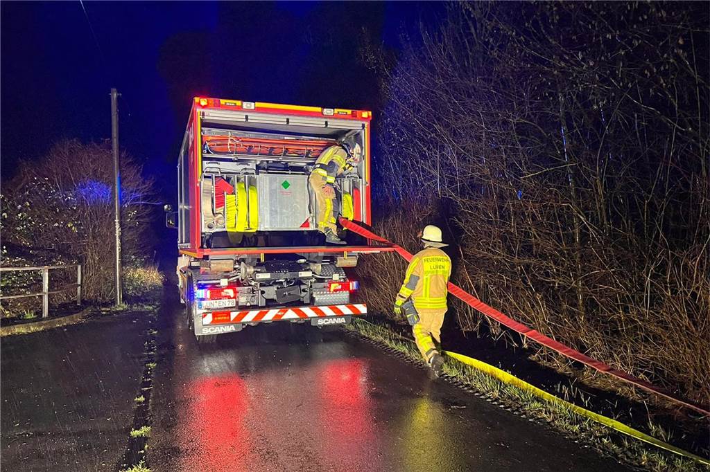 Nächtlicher Feuerwehreinsatz in Brambauer wegen eines vollgelaufenen Regenrückhaltebeckens